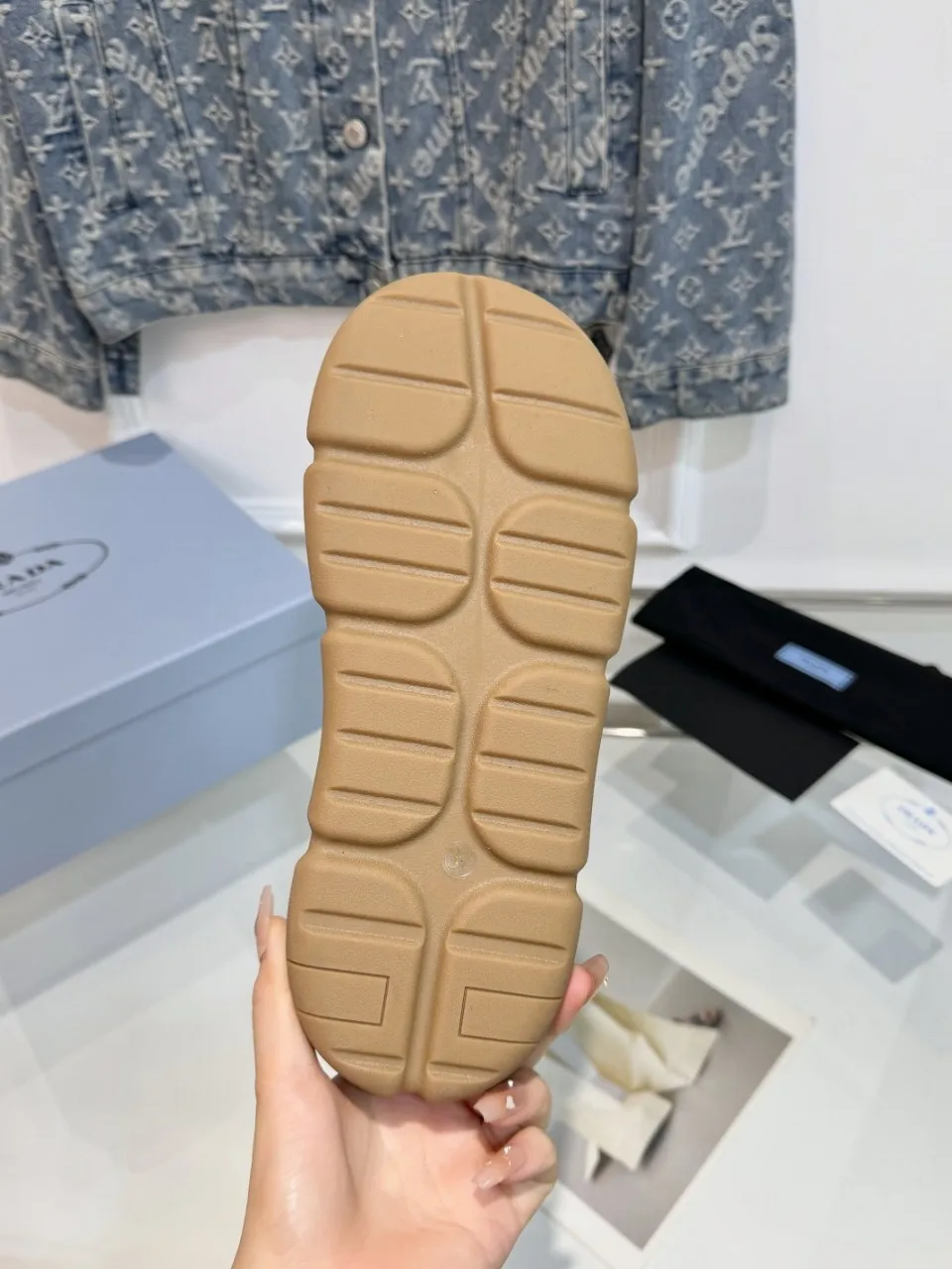👟👟Ex-factory price 600👟👟 Prada’s popular snow boots, ski boots, so cute and cute →_→ From the Prada limited series, unique. The fur-integrated fabric creates ideal softness. The short-cut version can be worn in the city or in the mountains. It makes the calves look slimmer. It is warm and has a concave shape. The size is 35-40. 41Customized